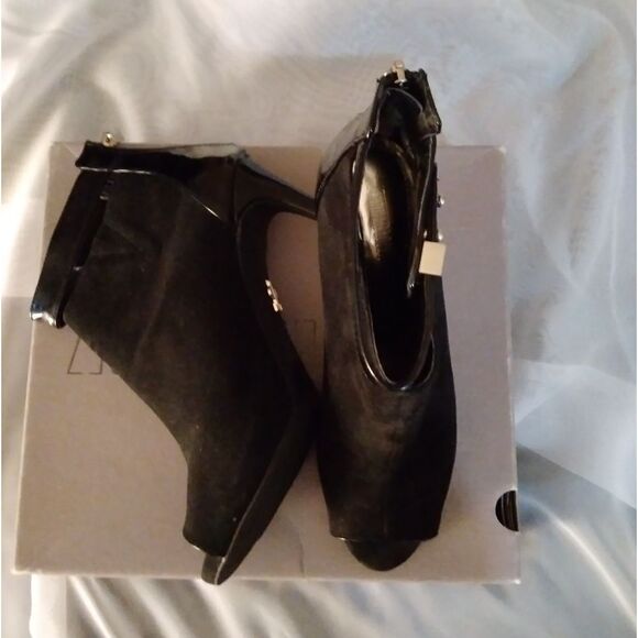 Jennifer Lopez JLo Poca Black Ankle Booties - Picture 2 of 8